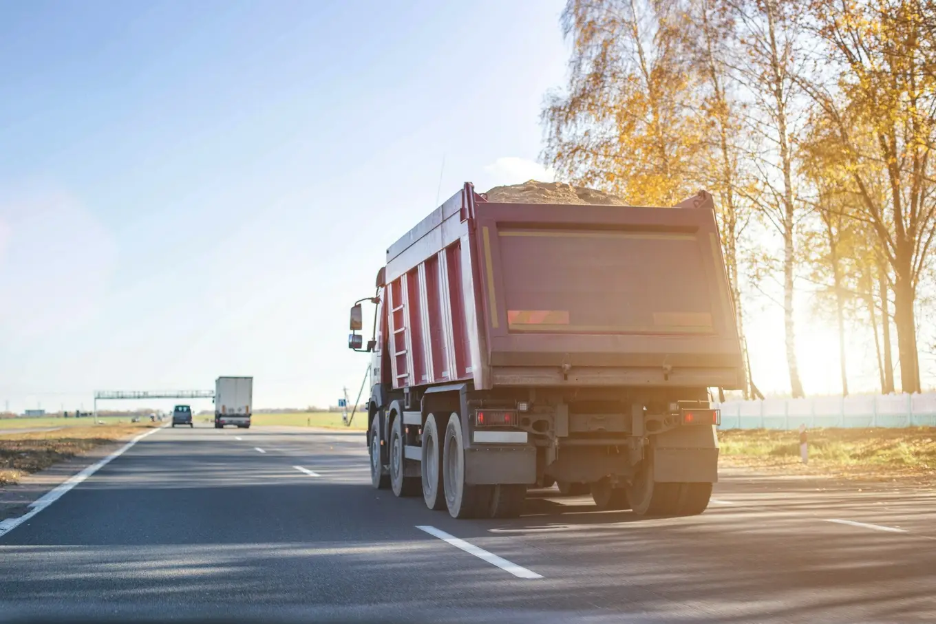 ciężarówka transportująca piasek